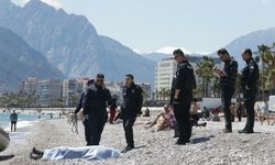 Antalya'da Kıyafetleriyle Denize Giren Şahıs Hayatını Kaybetti