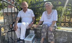 Antalya'da Ölen Muhabbet Kuşu İçin Mermerden Mezar Yapıp Gömdüler