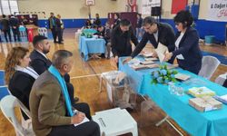 Son Dakika: Sandıklar Kapandı Oy Sayımı Başladı Spor Salonu Önünde Yoğunluk Arttı