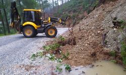Antalya Büyükşehir Belediyesi Yağış Sonrası Yollarda Seferber Oldu