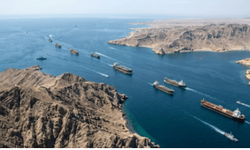 İran Hürmüz Boğazı’nda İki Gemiye Füze Saldırısı Düzenledi