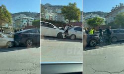 Alanya’da Adliye Civarında Zincirleme Kaza! 4 Araç Birbirine Girdi