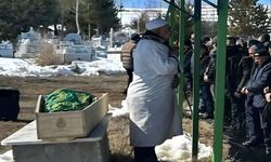 Ardahan’daki Cenaze Fotoğrafı Tartışma Yarattı: Tek Kare Üzerinden Yorumlar Yapıldı