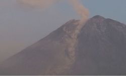 Semeru Yanardağı 4 Kez Patladı: Kül Bulutu 1000 Metreye Ulaştı