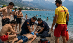 Konyaaltı Sahili’nde Boğulma Tehlikesi: Arkadaşını Kurtarmak İsterken Su Yuttu