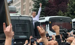 Özgür Özel TBMM’ye Yürüdü: Yağış Altındaki Yürüyüşte Sloganlar Dikkat Çekti
