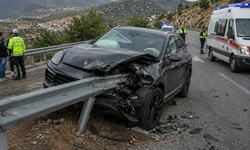 Denizli’de Feci Kaza: Lüks SUV Bariyerlere Saplandı, Sürücü Hayatını Kaybetti