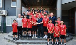 Alanyaspor U13 Takımı Şampiyonluk Kupasını Başkan Hasan Çavuşoğlu'ndan Aldı