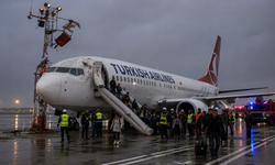 THY Uçağı Antalya Havalimanı’nda Radar Direğine Çarptı: 267 Yolcu Tahliye Edildi