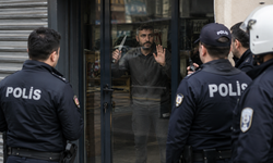 Kendini İş Yerine Kilitledi, Eline Bıçak Alıp Direndi