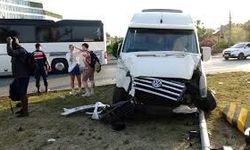 Manavgat'ta Tur Otobüsü Refüje Çarptı
