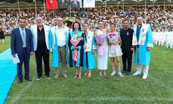 50 Yaşındaki ALKÜ’lü Selda’dan Çifte Zafer: Kızı Kanseri Yendi, Kendisi Dereceyle Mezun Oldu