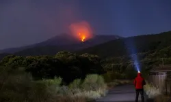 Etna Yanardağı Yeniden Hareketlendi! Lav ve Kül Püskürtmeye Devam Ediyor