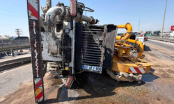 Beton pompası kamyonu üst geçitte yan yattı: Sürücü cam kırılarak kurtarıldı