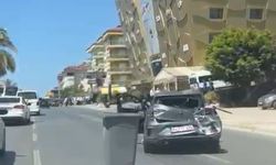 Tur Otobüsü Otomobile Arkadan Çarptı, Refüje Çıktı