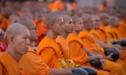 Tayland'da Faciaya Neden Olan Kaza: Dini Alaya Kamyonet Daldı, 8 Keşiş Hayatını Kaybetti