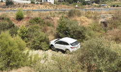 Gazipaşa’da Otomobil Dereye Savruldu: Sürücü Yaralandı