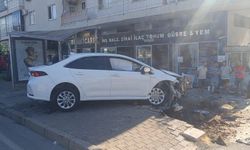 Alanya’da Otomobil Otobüs Durağına Daldı: 3 Yaralı