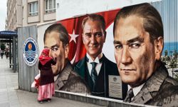 Gözlerini Onlardan Ayıramadı: Yaşlı Kadının Atatürk Sevgisi Yürekleri Isıttı