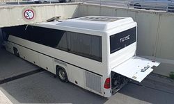 Manavgat’ta Tur Otobüsü Alt Geçitte Sıkıştı: 2 Vinçle 3 Saatte Çıkarılabildi!