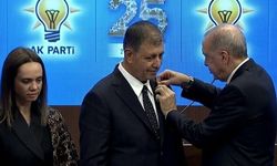 İzmir AK Parti’ye Geçti! Cemil Tugay’a Rozetini Erdoğan Taktı
