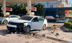 Alanya Dinek'te Kontrolden Çıkan Otomobil Akaryakıt İstasyonuna Daldı