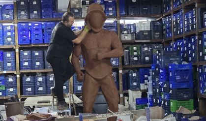 ALKÜ'LÜ AKADEMİSYENDEN KİBYRA GLADYATÖRÜ HEYKELİ