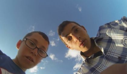 KÖYLERİNDEKİ ARAZİYE DÜŞEN DRONE’U BULAN ÇOCUKLARIN TEPKİLERİ YÜZLERİ GÜLÜMSETTİ