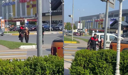 Yürümekte Zorlanan Yaşlı Kadına Yunus Polisinden Yardım Eli