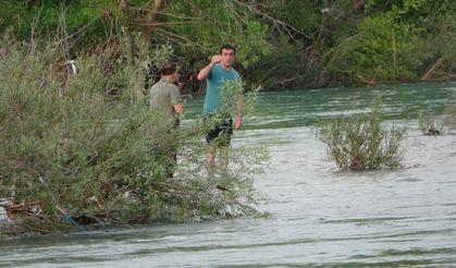 Suların Yükseldiğini Fark Etmeyince Irmaktaki Adacıkta Mahsur Kaldılar