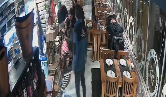 Antalya'da İngiliz Turisti, Garsonun Heimlich Manevrası Kurtardı