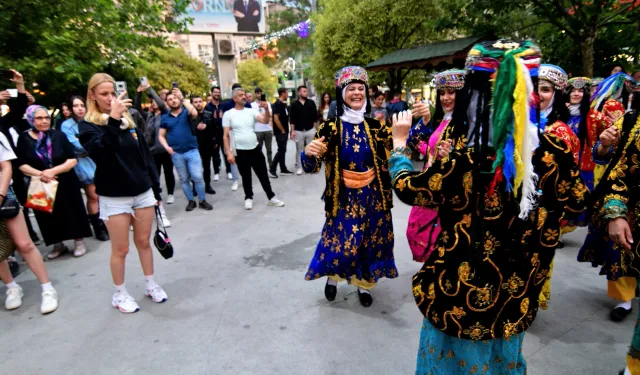 Halk Dansları Festivali sokaklara taştı