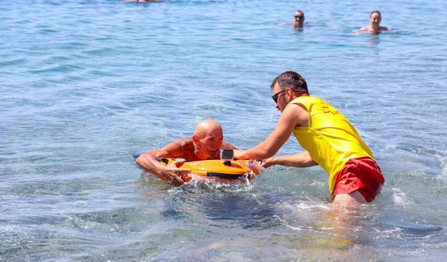 Antalya Konyaaltı Sahili'nde İnsansız Robot Cankurtaran İş Başında