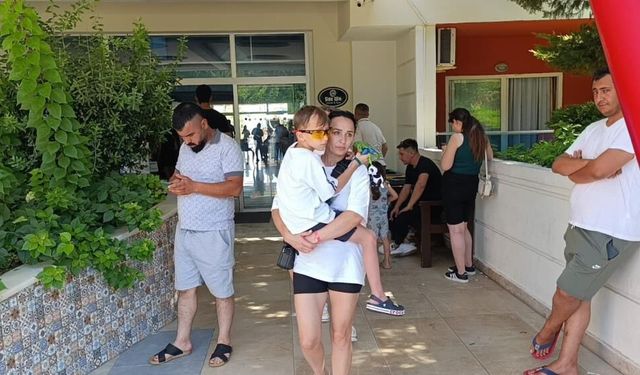 Antalya’da Otel Çalışanları İş Bıraktı, Para Ödeyen Tatilciler Rezil Oldu