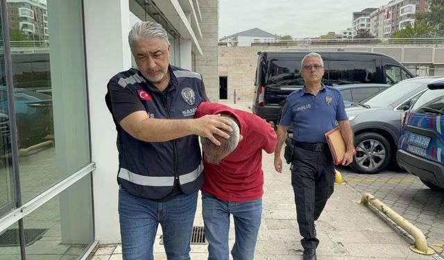 Genç Kadının Gizlice Fotoğraflarını Çeken Şahsa Meydan Dayağı