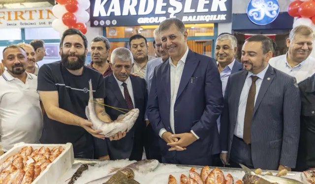 İzmir'de sezonun ilk balıkları mezatta satıldı