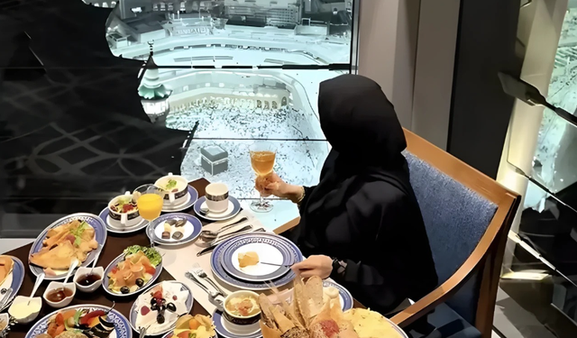Kâbe’den Yapılan Lüks Kahvaltılı Paylaşıma Tepki Yağdı