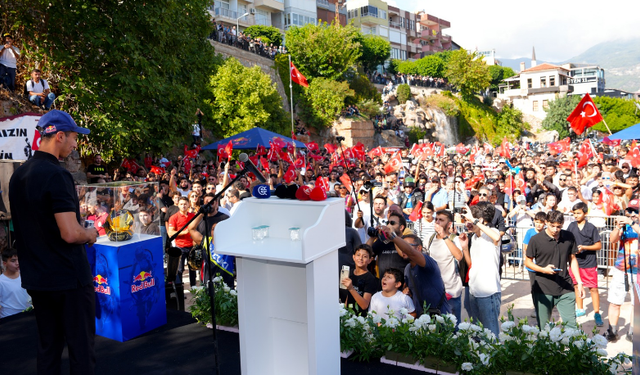 Dünya Şampiyonu Razgatlıoğlu Memleketi Alanya’da Coşkuyla Karşılandı