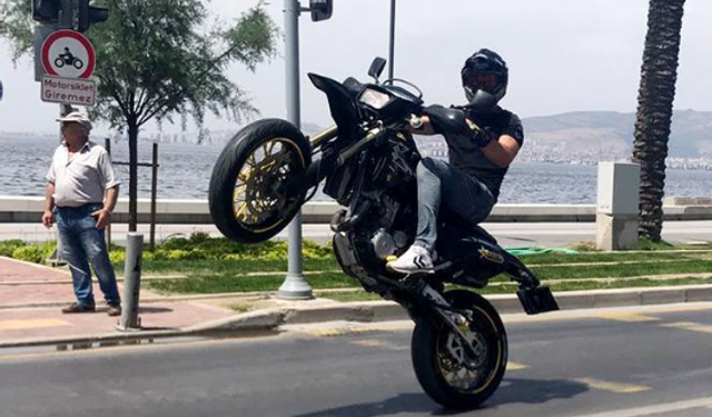 Alanya'da Motosiklel Tehlikeli Hareke Yapan Sürücü Yakalandı