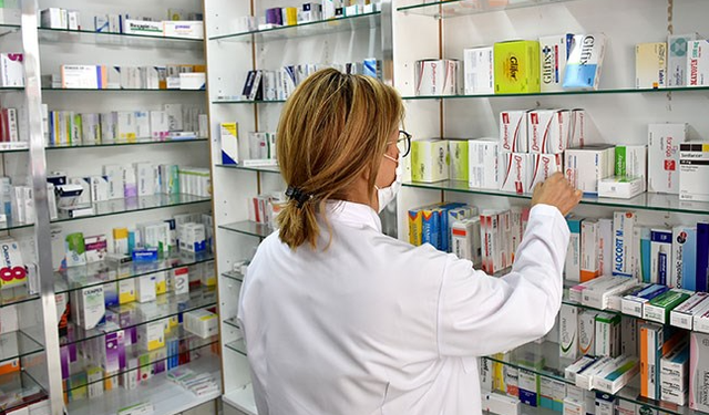 Antalya ve Alanya'da İlaç Krizi Büyüyor: ''Üretim Durdu'' İddiası Tedariki Vurdu