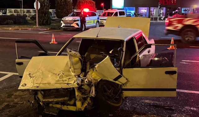 Gazipaşa'da Feci Kaza: İki Araç Çarpıştı, Pikap Takla Attı