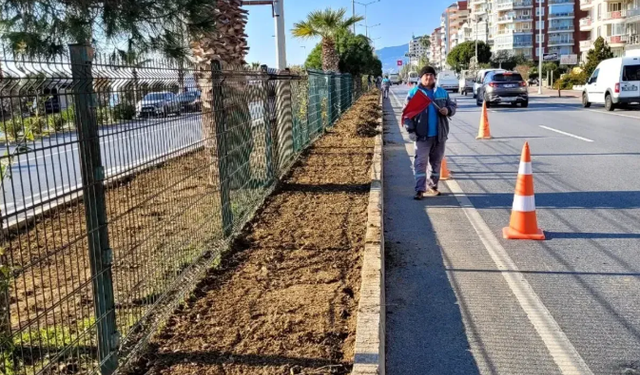 Alanya'da D-400'deki Refüj Çalışması Yenileme Kapsamında Yapılıyor