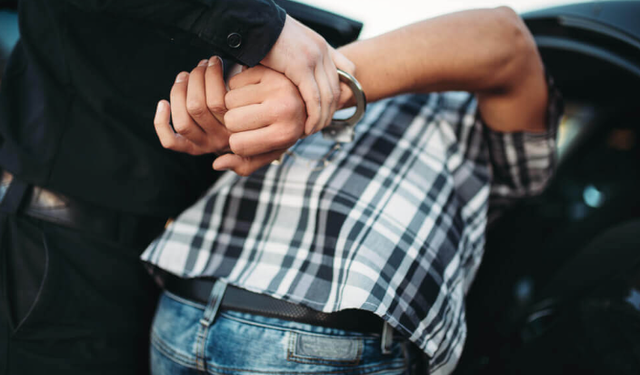 Aranan Suç Makinesi Alanya'da Yakalanarak Cezaevine Gönderildi