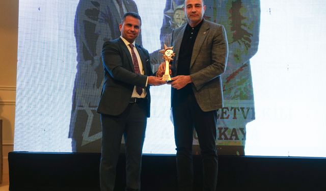 Digi-Z Medya 4. Ödül Töreninde Aykut Kaya'ya Ödül