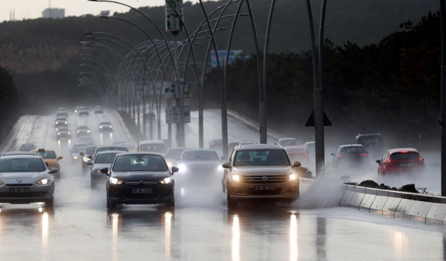 Alanya'da Sabah Saatlerinde Etkisini Gösteren Yağış Trafiği Durma Noktasına Getirdi