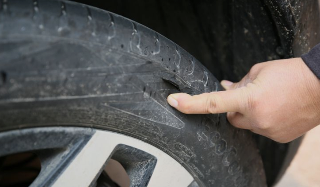 Gece Yarısı Sokak Sokak Dehşet: Alanya’da 20 Aracın Lastiği Bıçaklandı