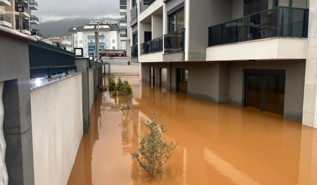 Alanya’da Sağanak Yağış Şehri Felç Etti
