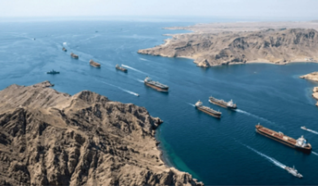 İran Hürmüz Boğazı’nda İki Gemiye Füze Saldırısı Düzenledi