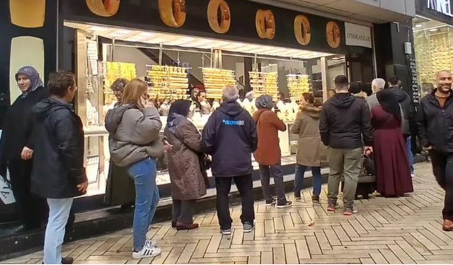 Altın Fiyatları Düştü, Kuyumcuların Önünde Kuyruk Oluştu
