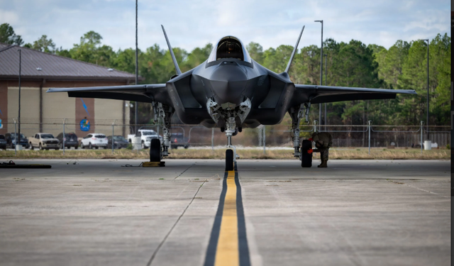 ABD Savaş Uçağı İran Üzerinde Acil İniş Yaptı